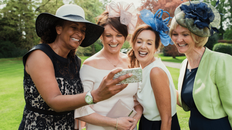 ways to entertain wedding guests